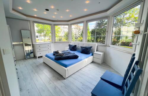 Große & voll ausgestattete Apartments, Studios, Doppelzimmer, Workspace, Parkplatz, Netflix, Prime & schnelles Wifi in ruhiger Lage mit Garten - Foto 3