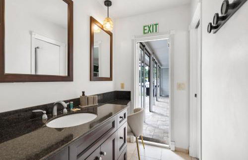 Stunning 4BR Oasis with Pool, 14 minutes to the Ocean - Foto 25