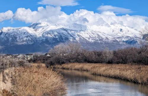 Modern LuxeDen with Private Hot Tub and Fenced Yard - Foto 24