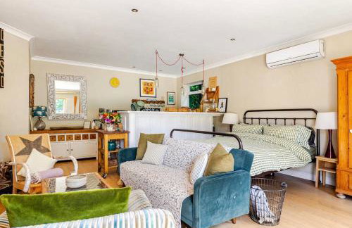 The Old Pool House, Stylish Large Studio in Private Country Estate with Air Con - Foto 5