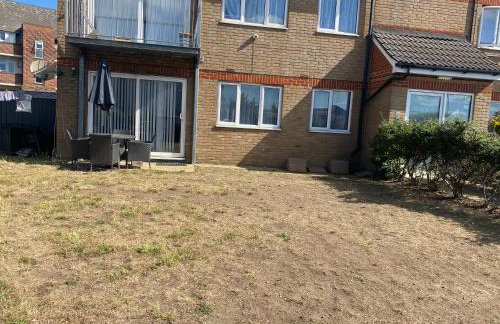 Modern 2 bedroom flat with Sky TV & free parking - Foto 28