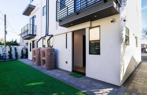 Modern Luxe Retreat Three-Bedroom #4 - Photo 36