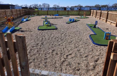 141 -Two bed Chalet on Sunbeach Holiday Park - Sleeps 6, pet friendly, FREE pool and entertainment passes included - plus WiFi with bedding and towels included - only 300m from the beach! - Foto 22