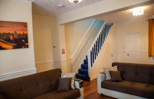 Royale Green View House- free parking, Wifi, Perfect for Contractors and Holiday - Photo 23