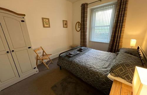 Centrally located 2 bed modern flat with harbour views - Photo 5