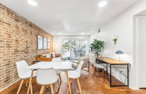 Heart of SoCo 2BR and 1BR King Suites with Free Parking, Pool, and Laundry Center - Foto 29