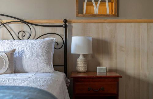 Creekwood Chalet - Hocking Hills with Hot Tub and Near Hiking - Foto 26