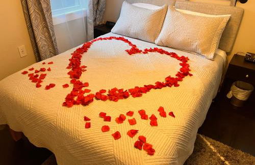 Modern & Cozy on Private Lane, Minutes to Airport - Foto 43