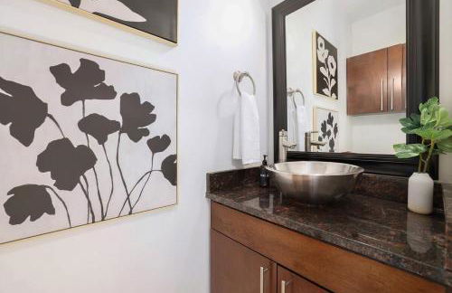 Noble Nest 5 Min to Downtown and U of A - Photo 31