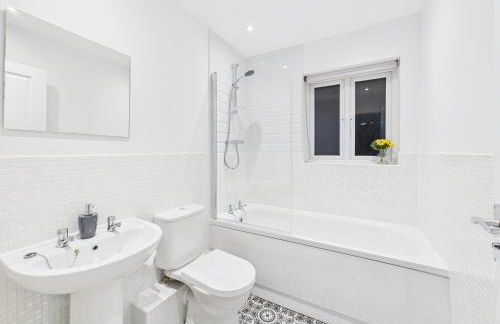 Desert Orchid by Signature Stays - Racecourse - Parking - 5-Bed - Photo 27