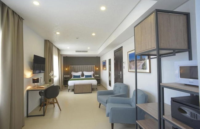 Maia Hotel Suites - Photo 5