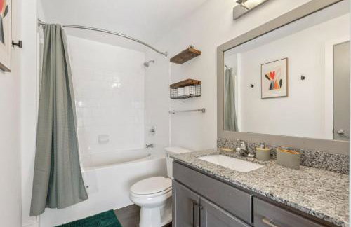 Chic 2BR King Bed Balcony Krog Market Steps to Beltline - Foto 17