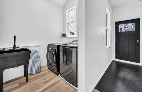 Stylish And Roomy Full House Dtwn - Photo 61