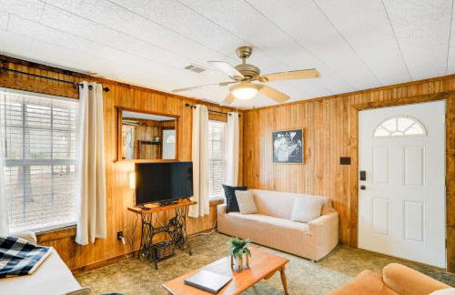 Heber Springs Cabin with Deck 3 Mi to Sugarloaf Mtn - Foto 4