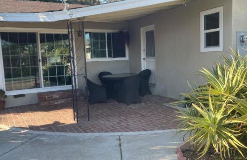 Granada Hills Private Unique Pool Luxury 4BR Family Retreat - Patio, Outdoor Dining, BBQ Grill, & Free Parking - Foto 22