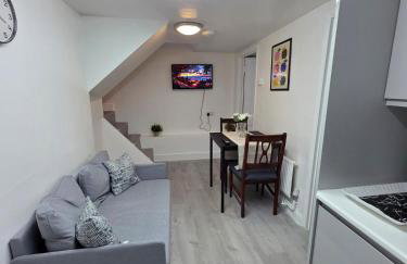 Private Basement Flat - Photo 8
