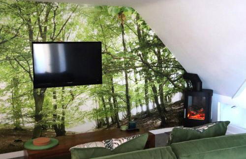 THE HIDEAWAY - LUXURY SELF CATERING COASTAL APARTMENT with PRIVATE ENTRANCE & KEY BOX ENTRY JUST A FEW MINUTES WALK TO THE BEACH, SOLENT WAY WALK, SHOPS and many EATERIES & BARS - FREE OFF ROAD PARKING,FULL KITCHEN, LOUNGE,BEDROOM , BATHROOM & WI-FI - Foto 77