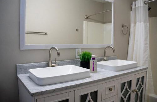 Charming 3 Bedroom Home with Spacious Living and Convenient to Shopping & Interstate - Foto 5