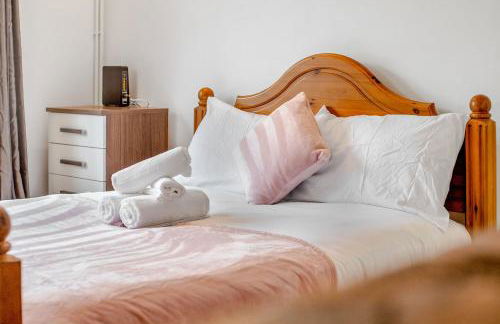 Spacious 4-Bed Haven in Orpington Retreat - Photo 12