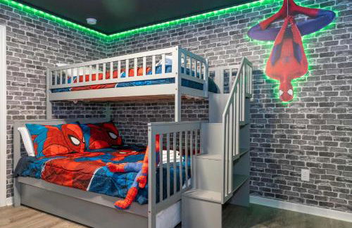 4BR Lakefront - Themed Rooms - Pool & BBQ! - Foto 11