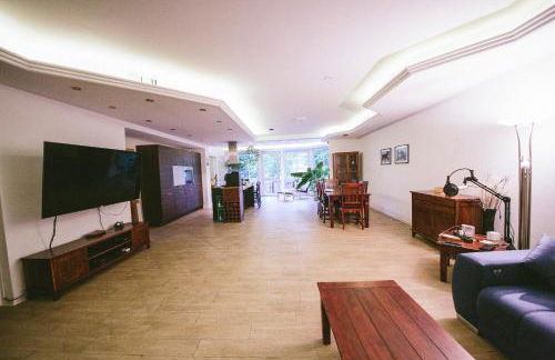 Große & voll ausgestattete Apartments, Studios, Doppelzimmer, Workspace, Parkplatz, Netflix, Prime & schnelles Wifi in ruhiger Lage mit Garten - Foto 4