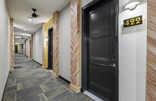 Trendy 1BR w 10ft Ceilings FREE Parking Pet Friendly - Foto 40