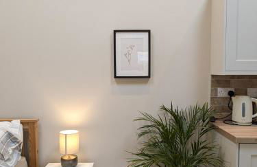 Light, modern detached studio in Eyam - Photo 3