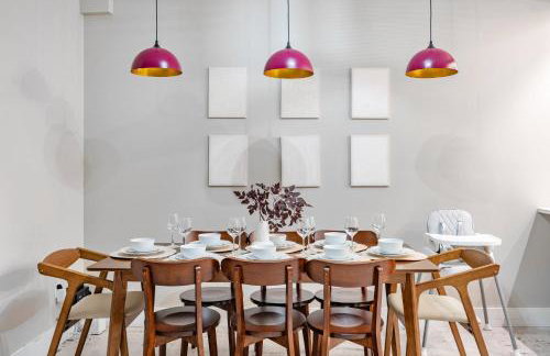 Mid-Century Stay 5BR and 5 Baths w PS5 & Laundry - Foto 13