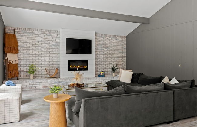 The Evergreen Escape by Avantstay Modern Cabin w Volleyball Court Hot Tub - Foto 5