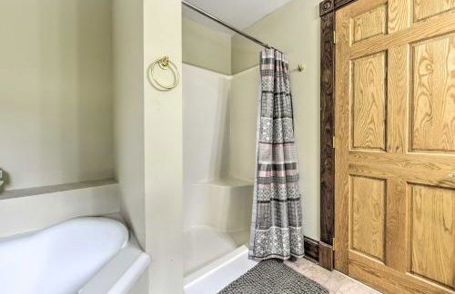 Remodeled Pittsboro Farmhouse Sitting on 220 Acres - Foto 18