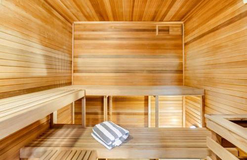 LUXE Hyak Retreat with Sauna, Hot Tub, Game Room, 6BR - Foto 20