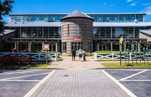 Chic 4BR with Fenced Yard, Walk to Dining, Parking, 5 Mins to Nissan Stadium, Less than 10 Mins to Broadway, Workspace, Parking, 24 Hr Hospitality, Great for Families - Foto 35