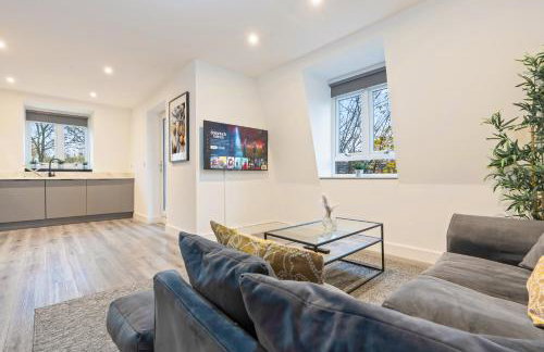 Stylish Two Bedroom Apartment - Secure Parking & Balcony 9MC - Photo 2