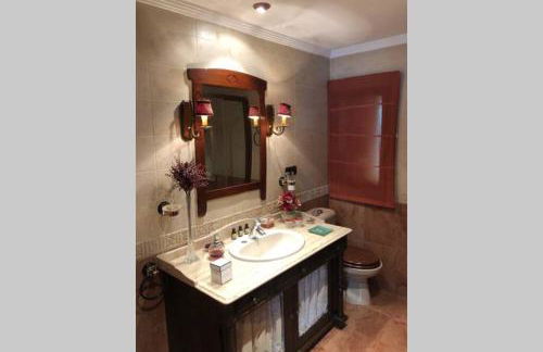 Casa en GRANADA con hermoso jardín, parking calle - Foto 5