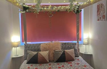 The Cabin with optional Hot Tub Projector DEPOSIT REQUIRED FOR PROJECTOR - Foto 9