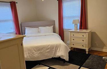 Comfy Getaway minutes from UBS Arena - Photo 7