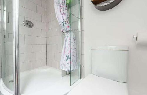 Cozy One-bed Apartment in Nottingham - Photo 17