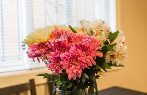 Designer Themed 4 Bedroom in Best Location with Patio and Fireplace - Foto 32