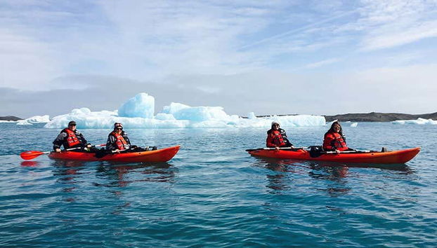 Due kayak nella laguna glaciale di Jökulsárlón