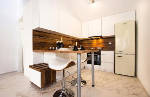 Capesanta atraktivna kamena kučica - Foto 14