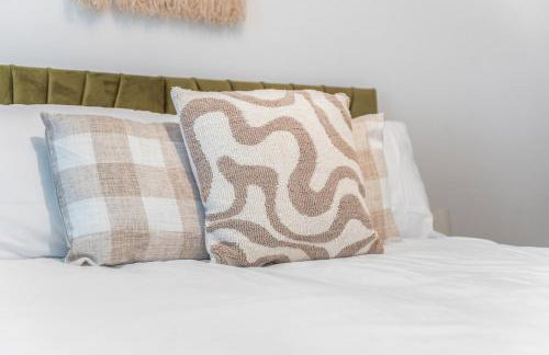 Stylish 4Bed Executive Stay WiFi and Parking - Photo 23