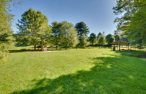 Stunning Dillard Home with Yard in Sky Valley! - Foto 38