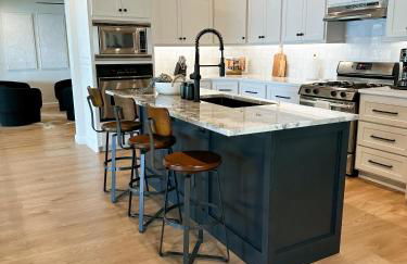 Newly Renovated 4B, 2.5 bath Lakefront home with South Grand Lake Views and dock - Foto 29