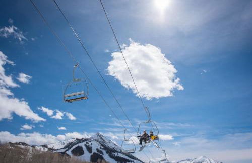 Studio Efficiency Unit with Balcony over Mountaineer Square condo - Foto 23