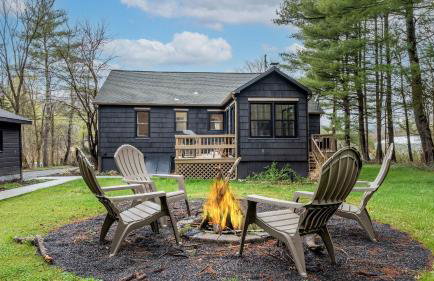 Charcoal Chalet by Avantstay A+ Design w/ Firepit - Foto 59