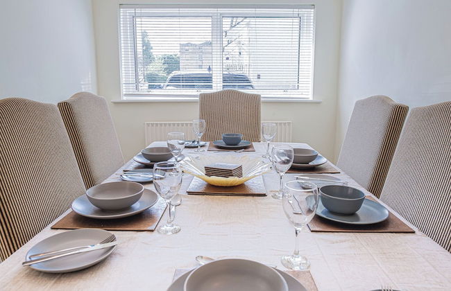 Central 2 Bed House w/ Garden and Free Parking! - Photo 91