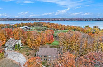 Scenic AGaMing Escape Torch Lake Views and Golf - Foto 35