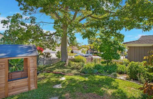 Charming Villa with Backyard Oasis Close to Beach - Foto 30