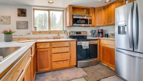 Mtn-View Getaway with Spacious Deck in Republic! - Foto 5