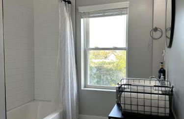 Charming 2BR Near Downtown & Attractions - Foto 31